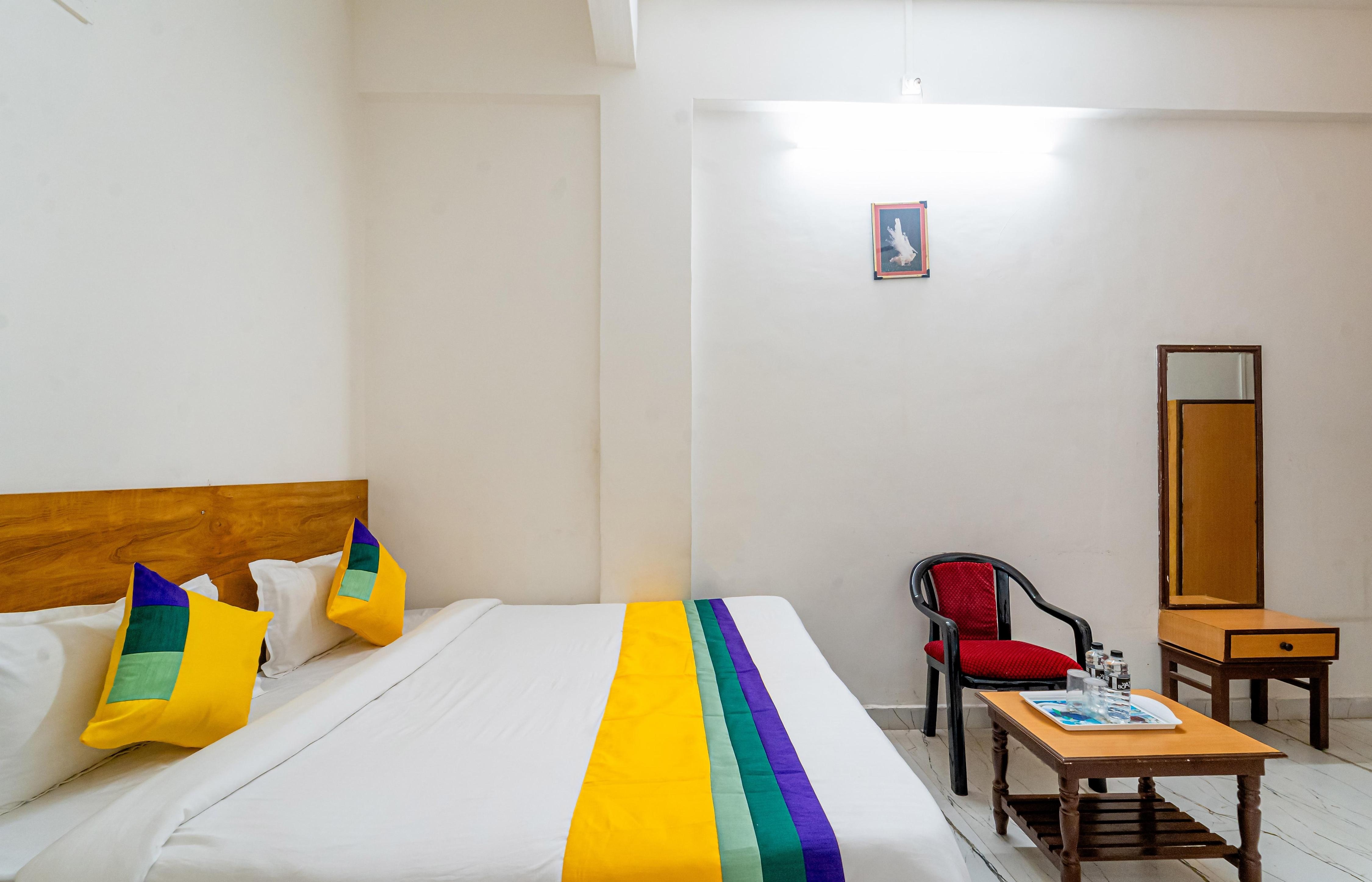 Itsy Hotels Mansi - Tap to explore photos