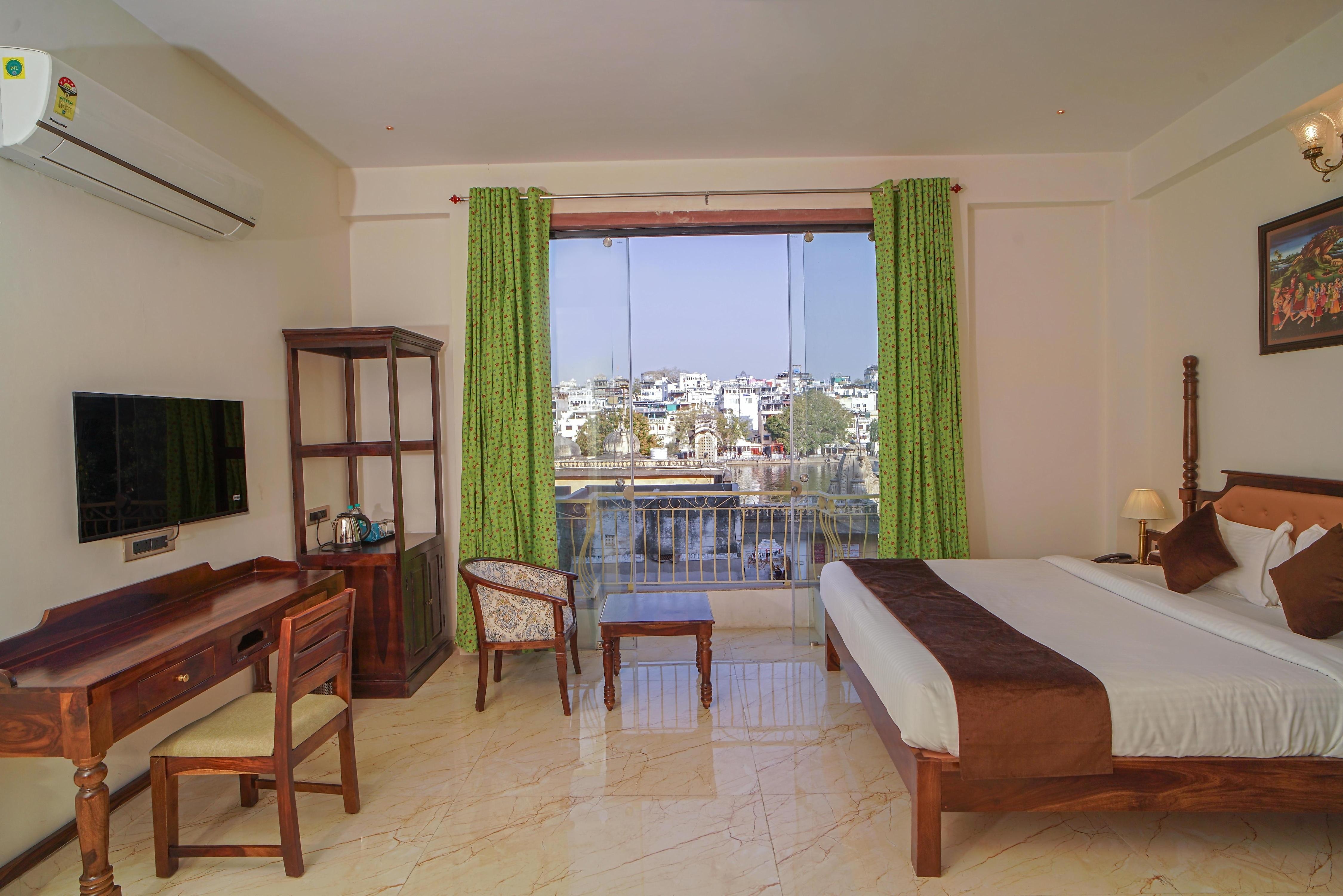 DERA PICHOLA- A Lake Facing Boutique Hotel - Tap to explore photos