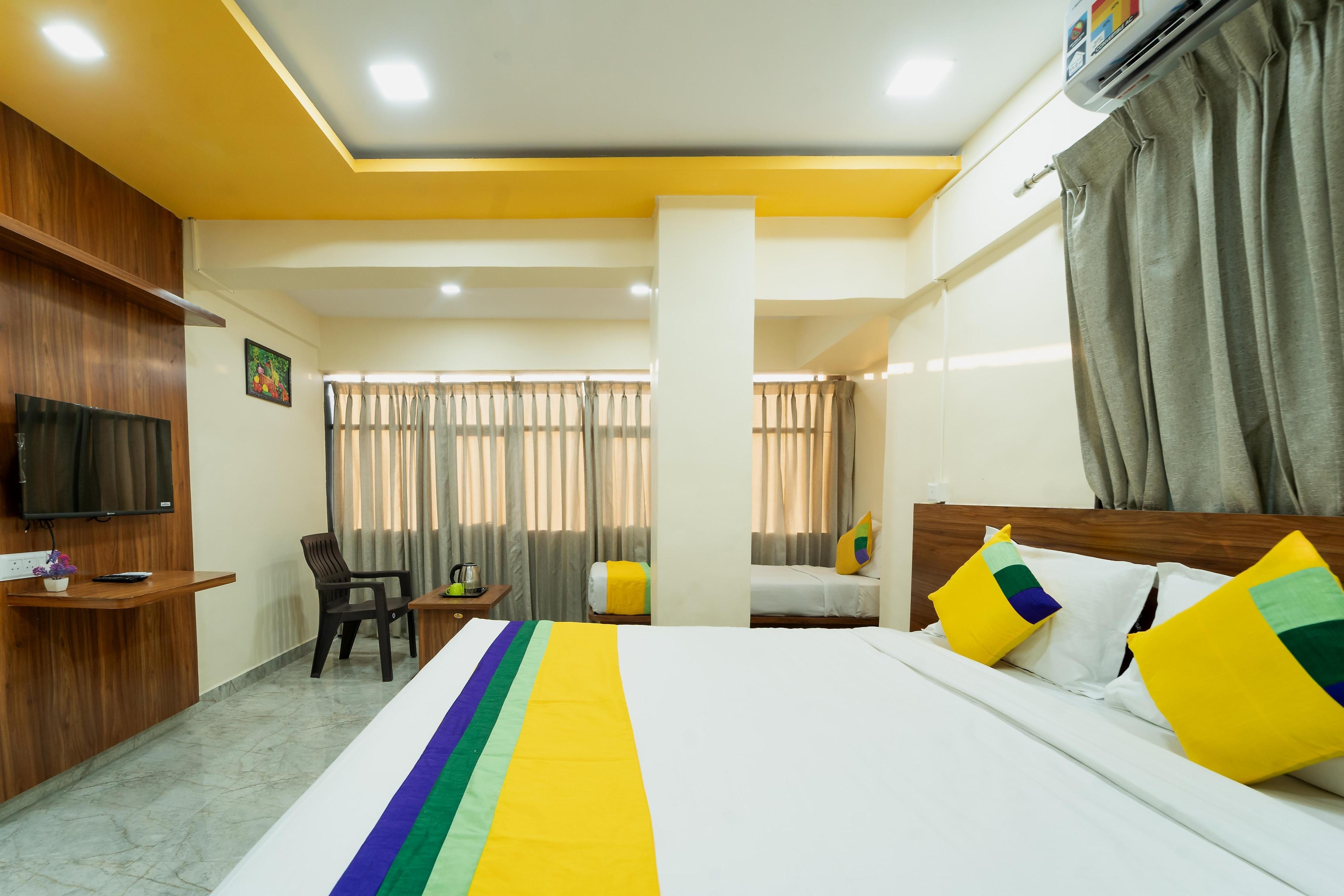 Itsy Hotels Anand Executive, Near Amanora - Tap to explore photos