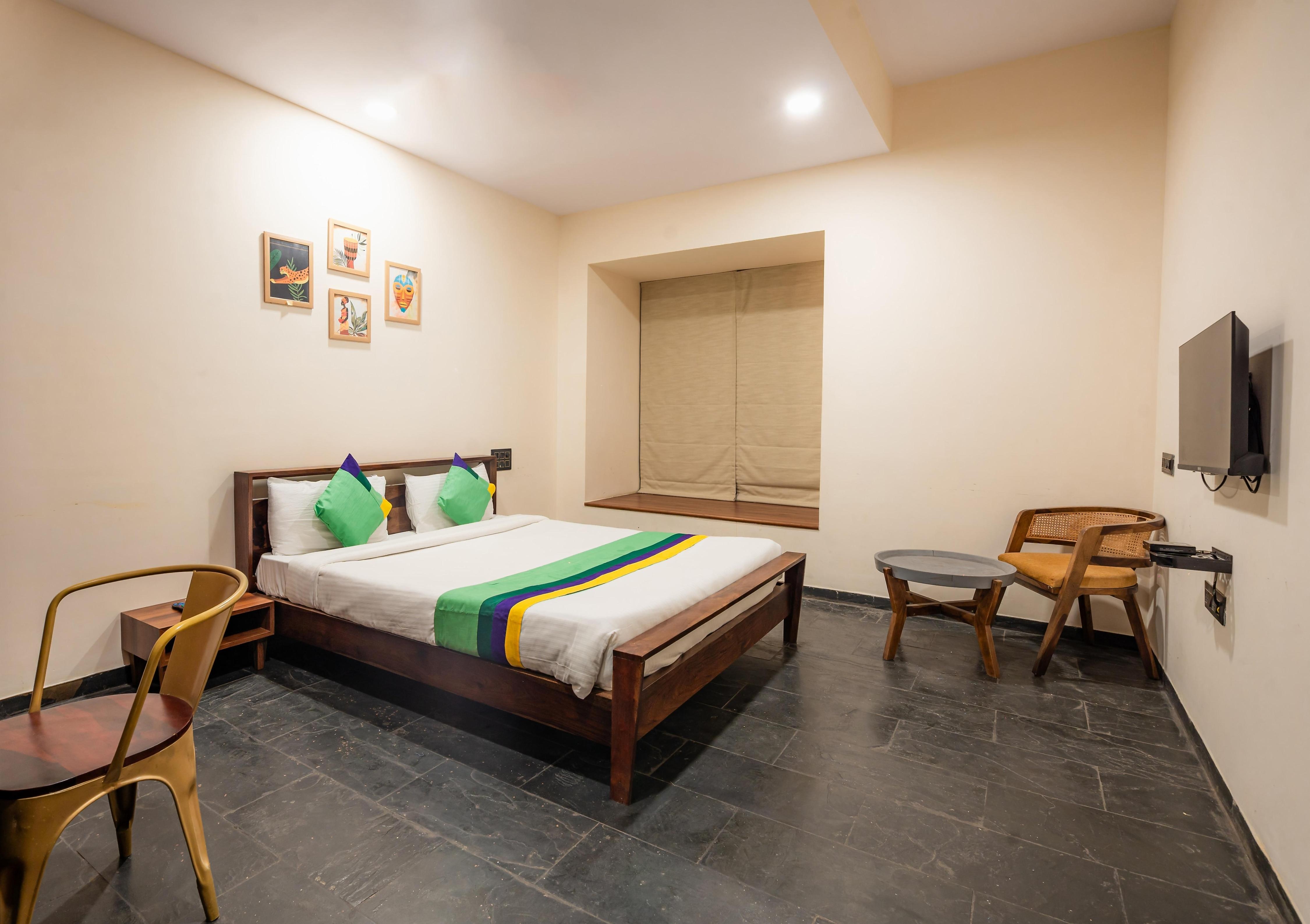 Deluxe Room With Mini Fridge 1