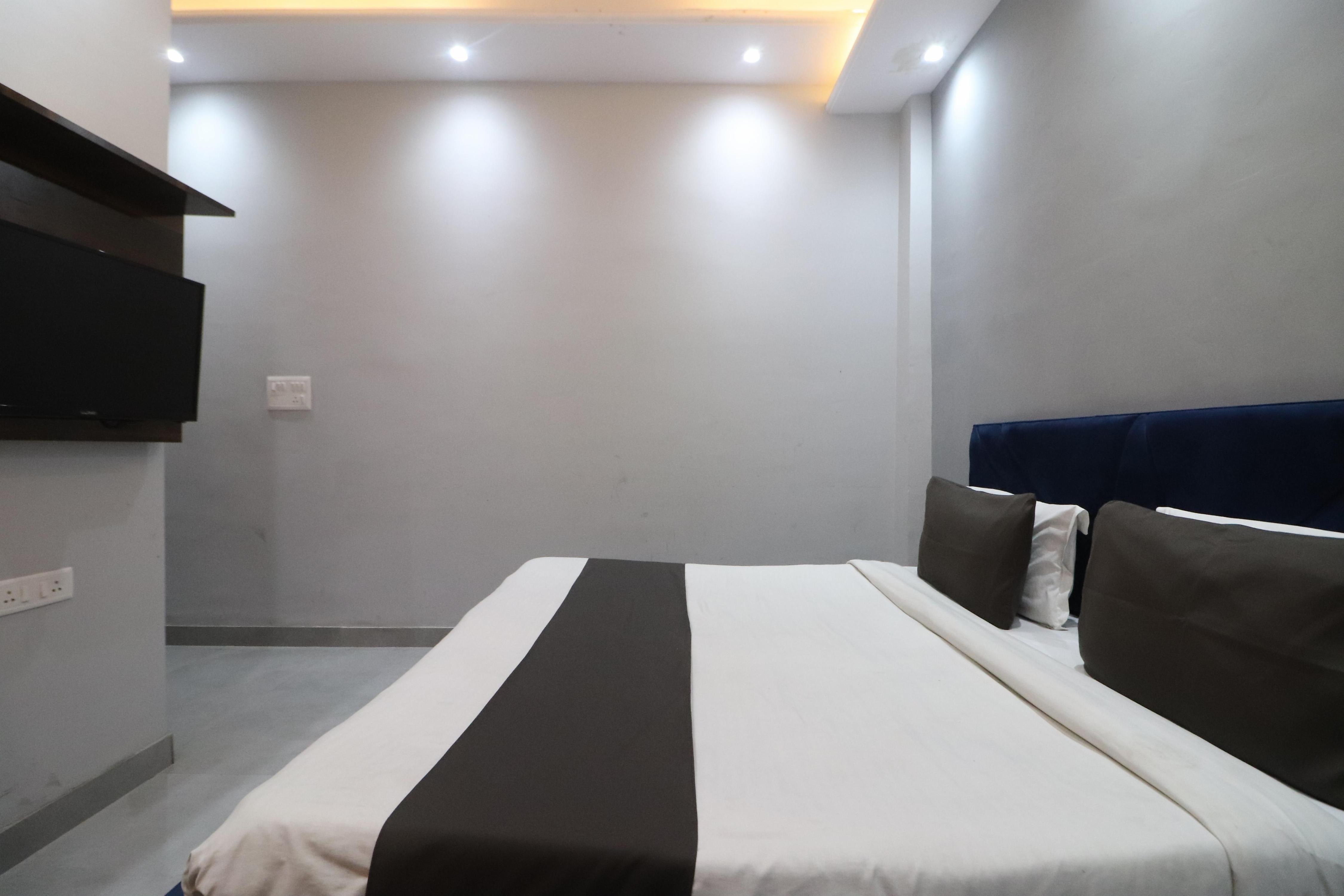 Hotel Twamev residency Rajouri Garden couple friendly - Tap to explore photos