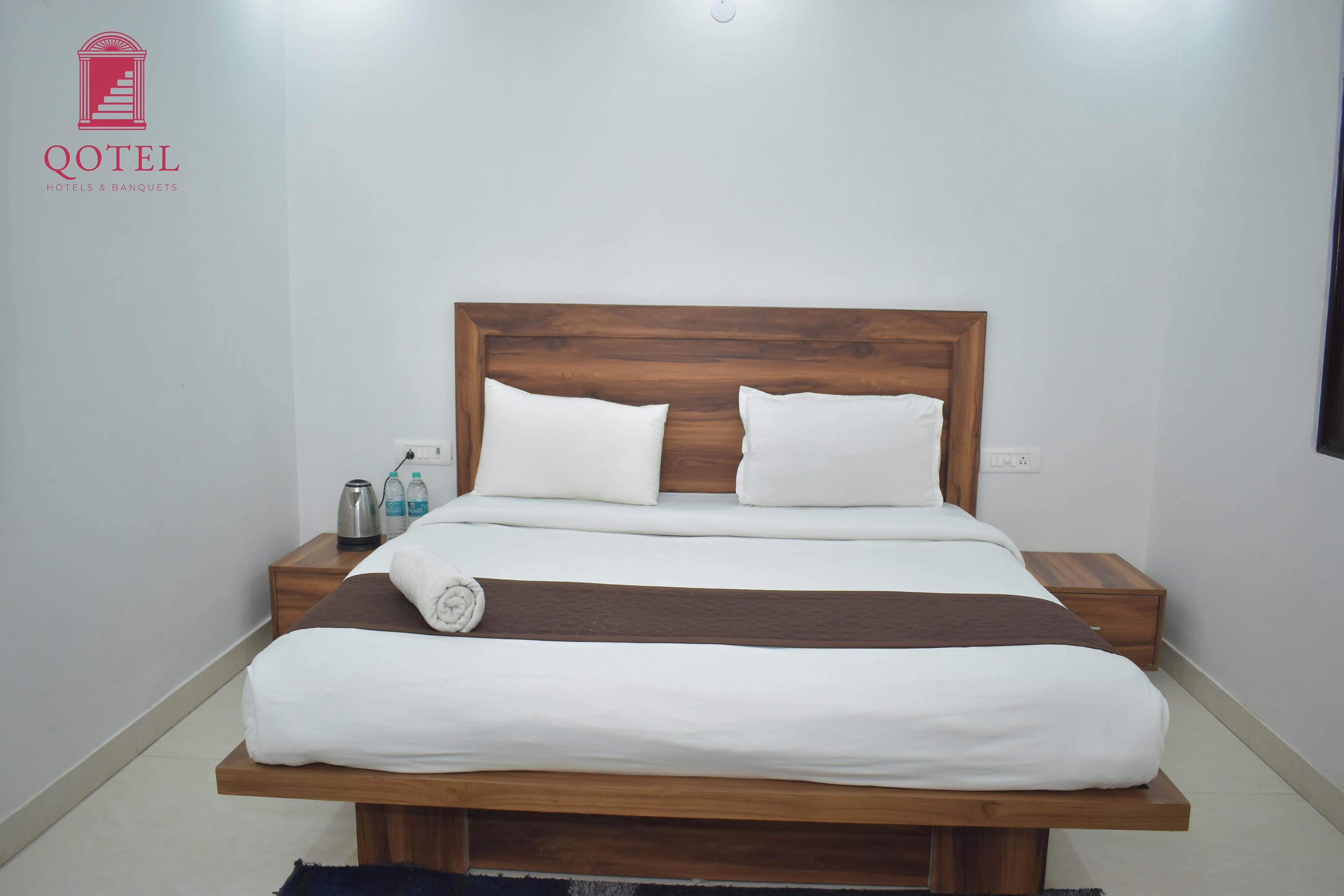 Qotel Hotel Pitampura - Tap to explore photos