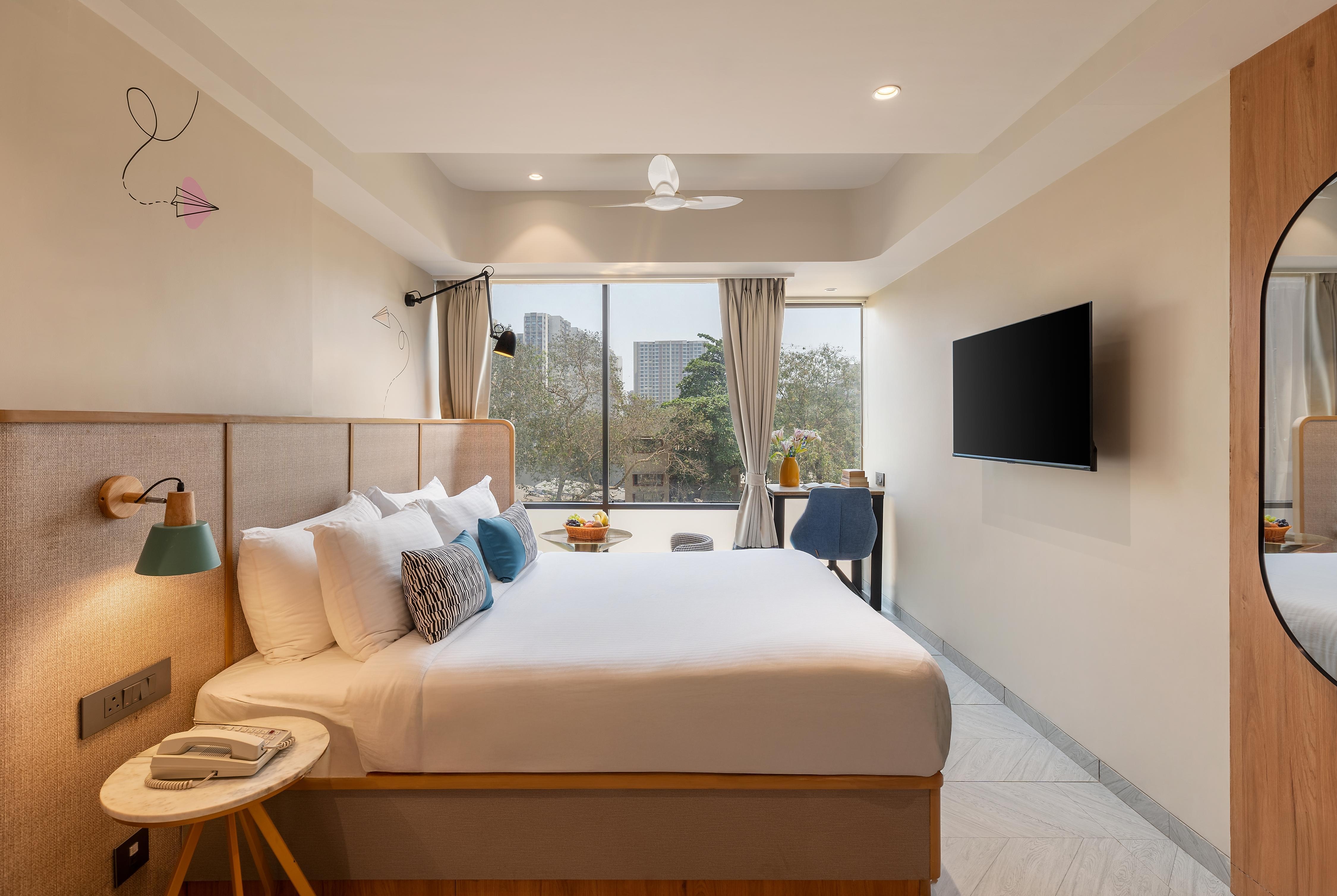 Urban Corner Room with Bathtub 1