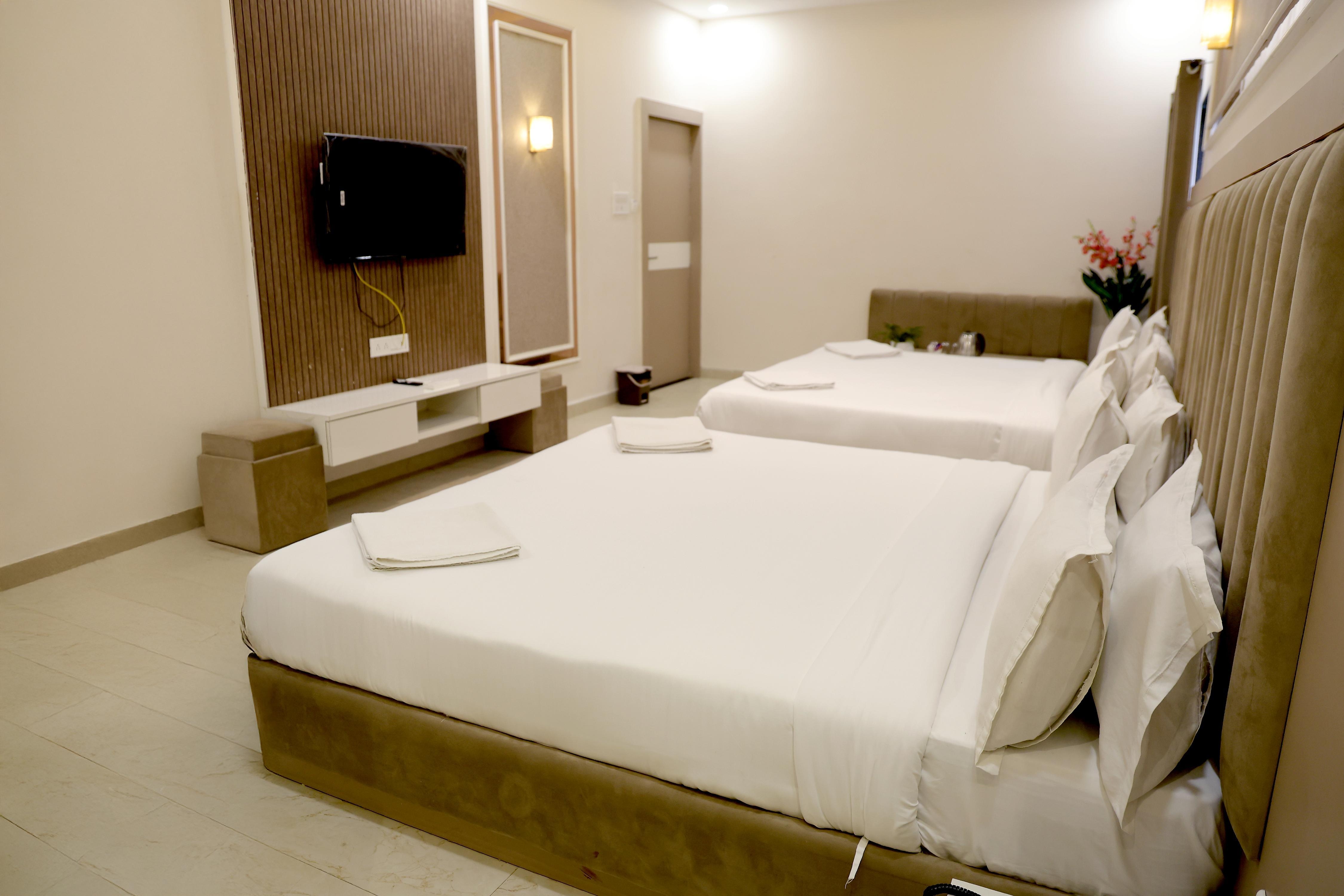 Hotel Nainas Palace - Tap to explore photos