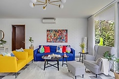 Sereno Aurora - Luxury 2BHK near Candolim (with private balcony), Goa