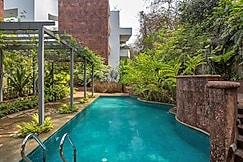 Sereno Aurora - Luxury 2BHK near Candolim (with private balcony), Goa