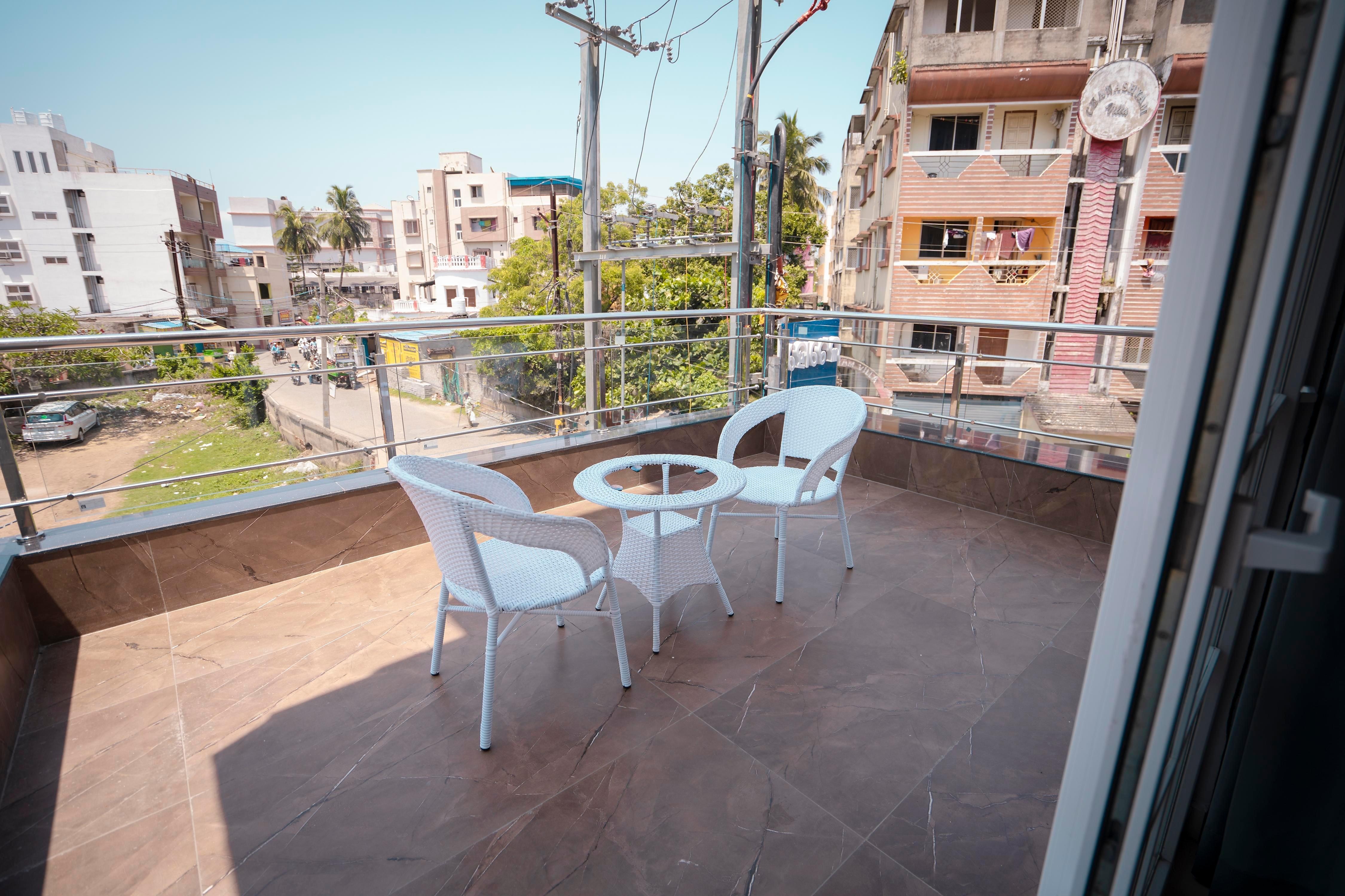 HOTEL SIGNATURE SUITES,650 mtrs frm Temple & Beach - Tap to explore photos