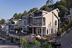 Luxe Cottage W/Indoor Bar, Terrace & Scenic Views, Kasauli