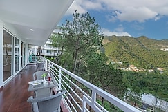 Alaya Stays Pinnacle Hilltop 3BHK Apartment with Picturesque Balcony & Scenic Views, Kalka