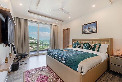 Alaya Stays Pinnacle Hilltop 3BHK Apartment with Picturesque Balcony & Scenic Views