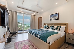 Alaya Stays Pinnacle Hilltop 3BHK Apartment with Picturesque Balcony & Scenic Views, Solan
