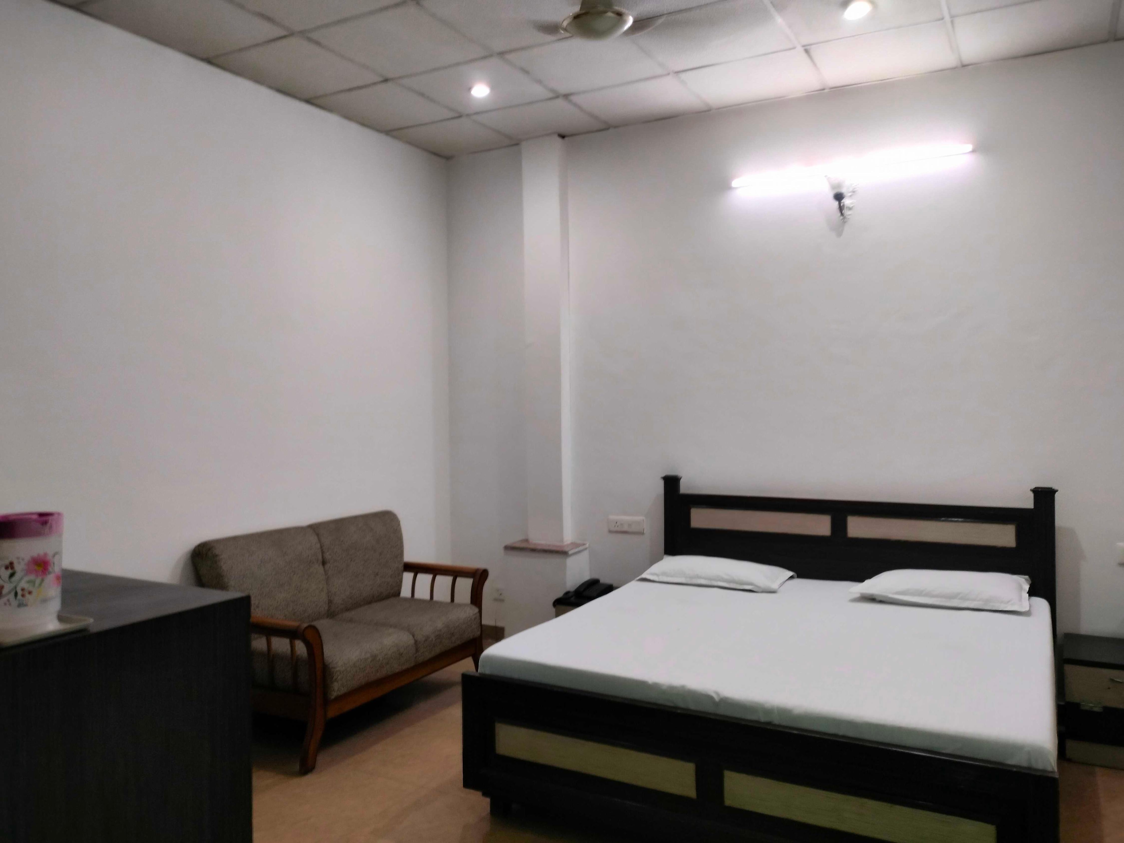 Hotel O Dehradun Central Railway Junction Formerly Bhagwan Guest House - Tap to explore photos