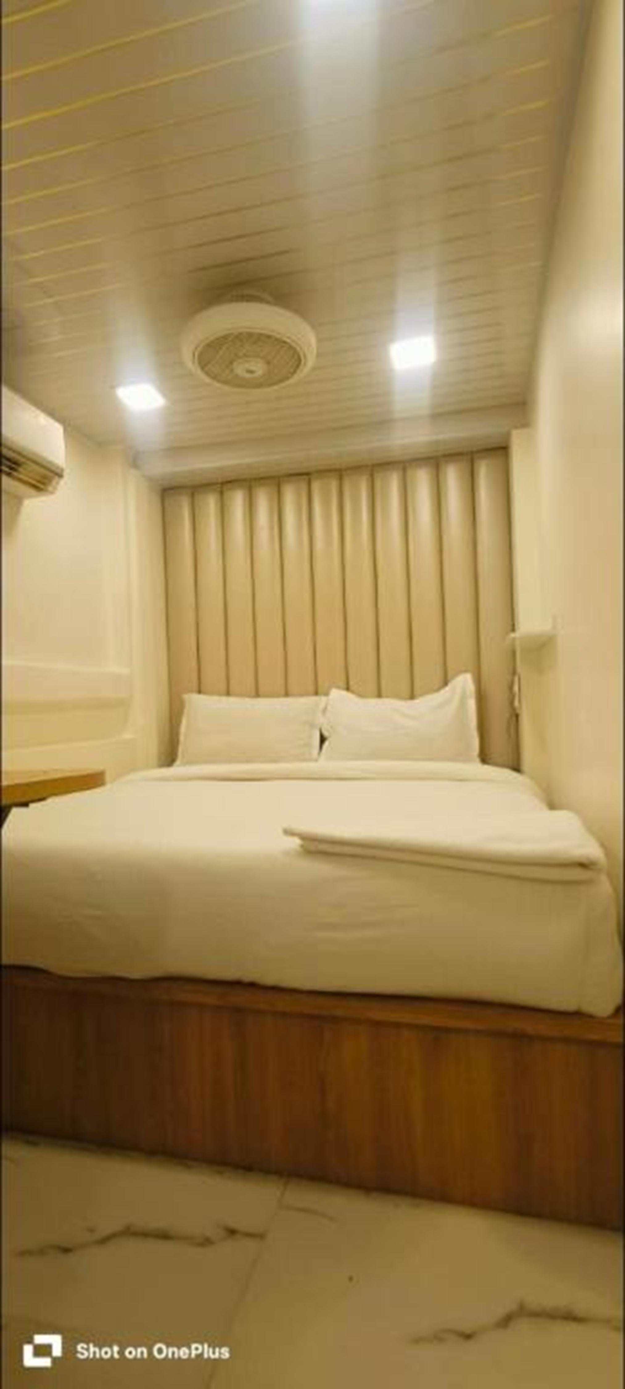 Juhu Bliss inn - Tap to explore photos