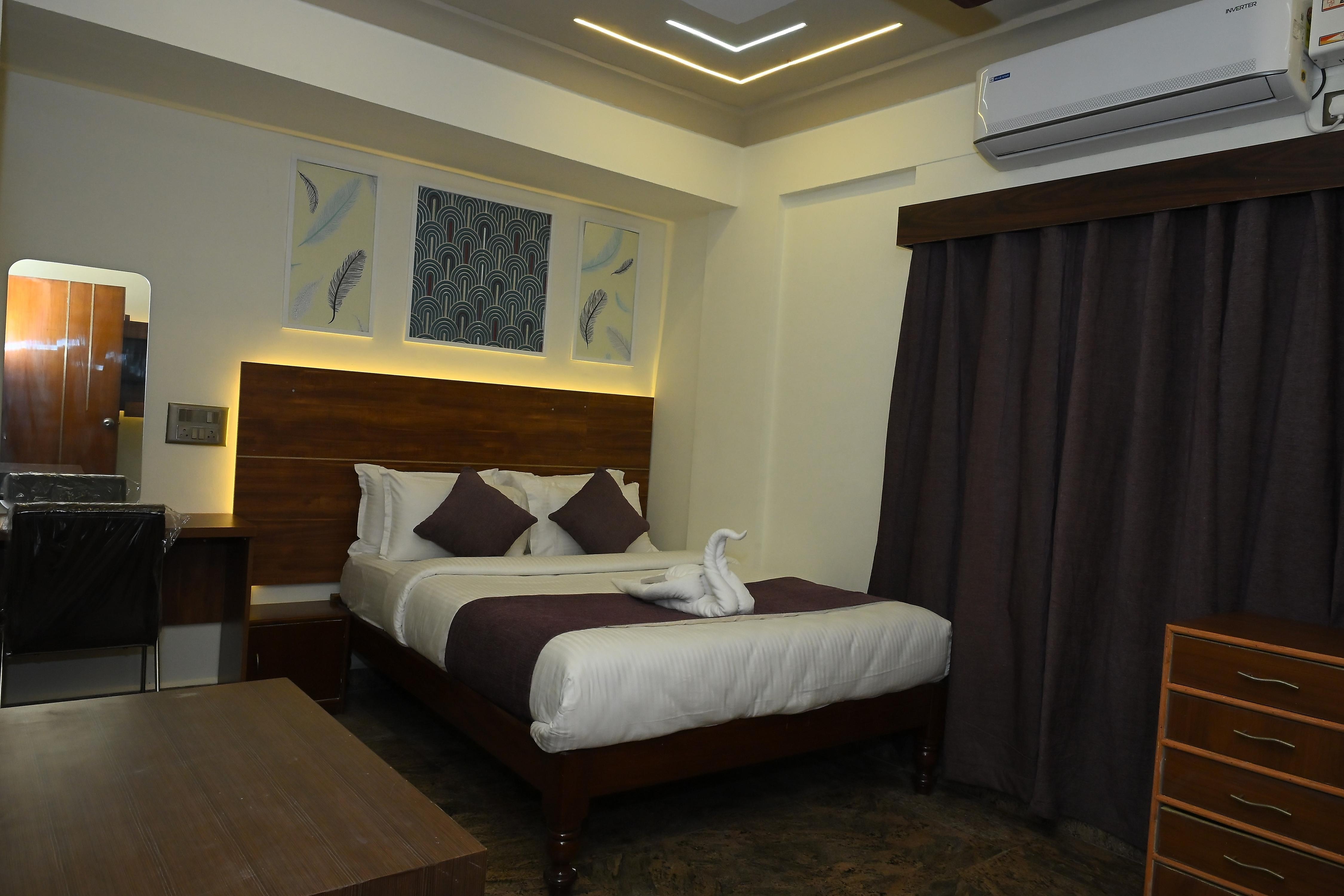 Hotel Maitreya inn Near CMC Hospital, VIT College, Sripuram Temple, Naruvi Hospital - Tap to explore photos