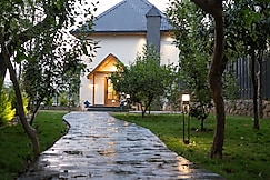 Maple House | Hillside 3-BHK Retreat with Private Pool by Alaya Stays, Dharamshala