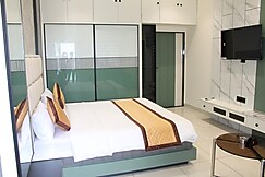 Hotel Apple, Sillod