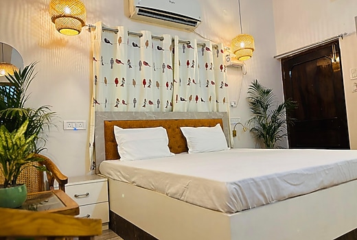 Vintage Banaras Stay-Spacious Room & Kitchen