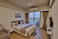 Stayzen at Weekend Address | Entire Studio Apartment near Aiport, Surat