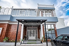 One Mohur - Mountain View 4BR| Stay by Homeyhuts, Dehradun