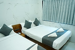 Hotel Shree Hari Teeen batti Chouk, Dwarka