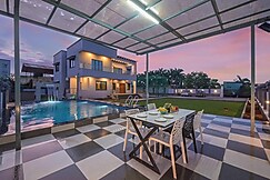 Courtyard Villa by Tropicana Stays, Lonavala