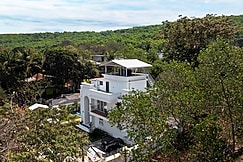 ELIVAAS Fernweh | 4 BHK with Pvt.Pool & Garden, Gazebo, Goa
