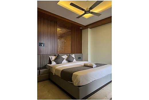 FamJam | 4Bhk The Pink Cloud