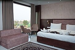 The Aero Lounge - 2 kms from Airport, Amritsar