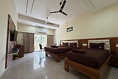 Veena Deluxe Lodge, Shahpur