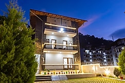 Alaya Stays Key Shree Bhawan 2 BHK Apt With Balcony & Terrace, Bhimtal
