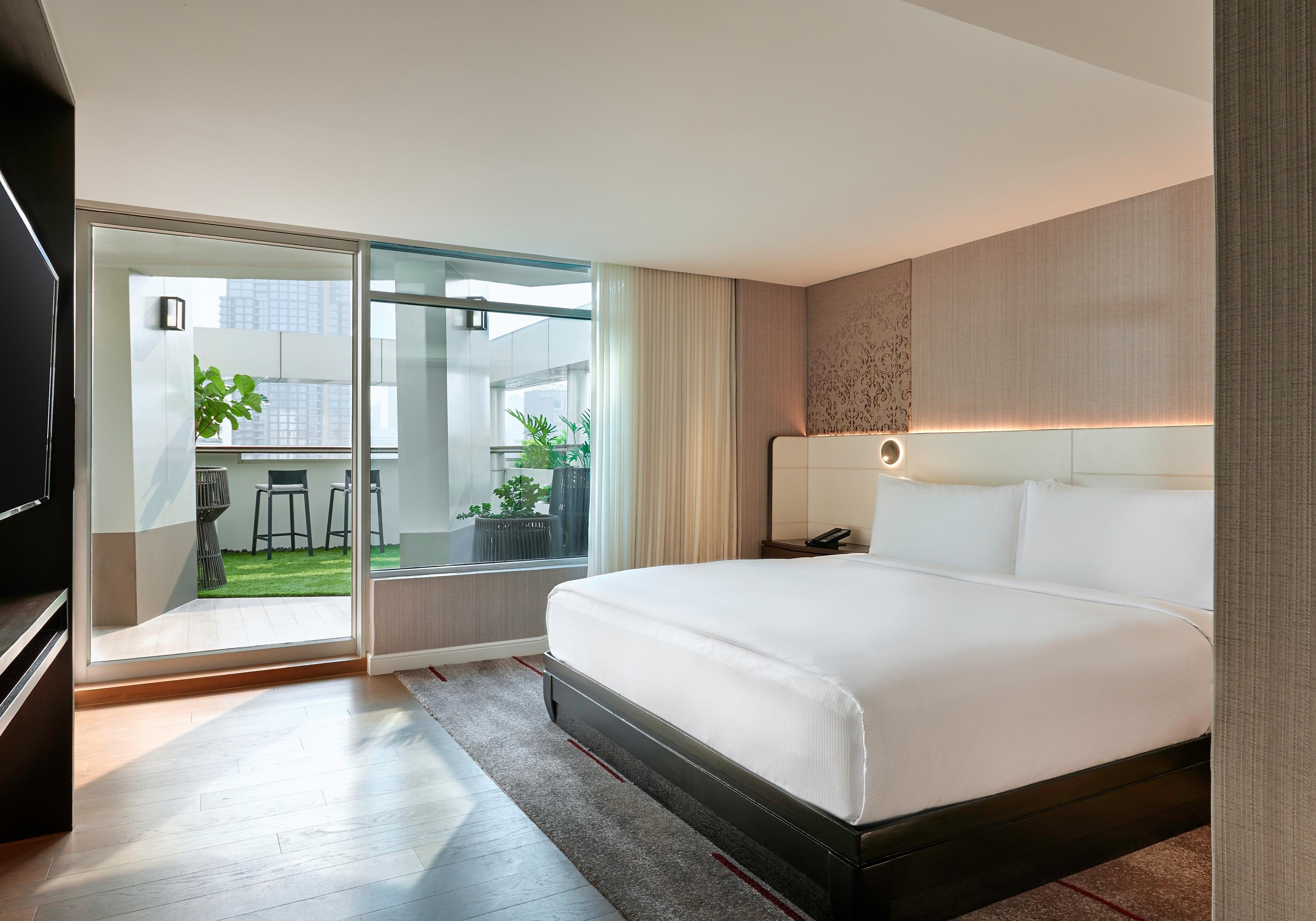 DoubleTree by Hilton Bangkok Ploenchit - Tap to explore photos