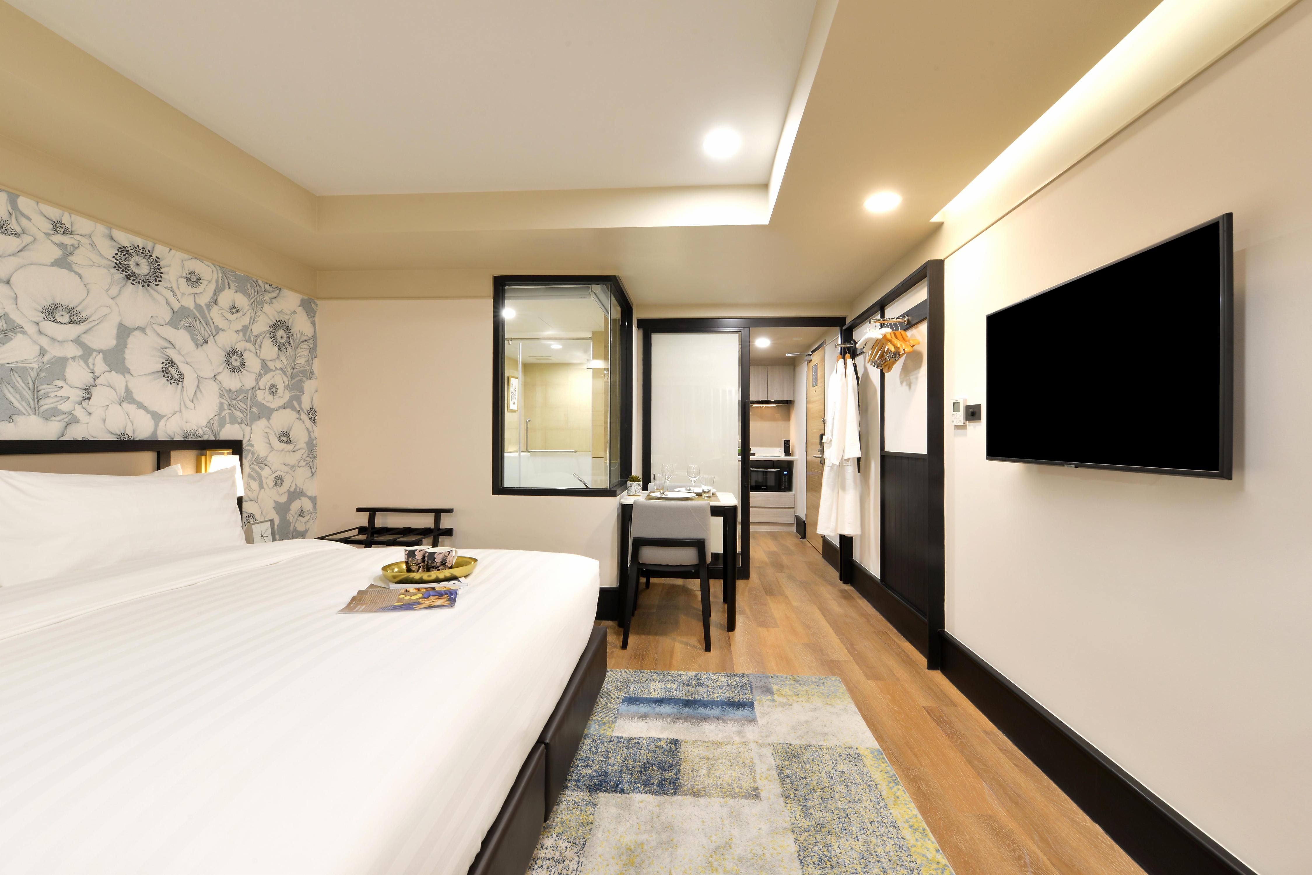 Oakwood Hotel and Residence Bangkok - Tap to explore photos