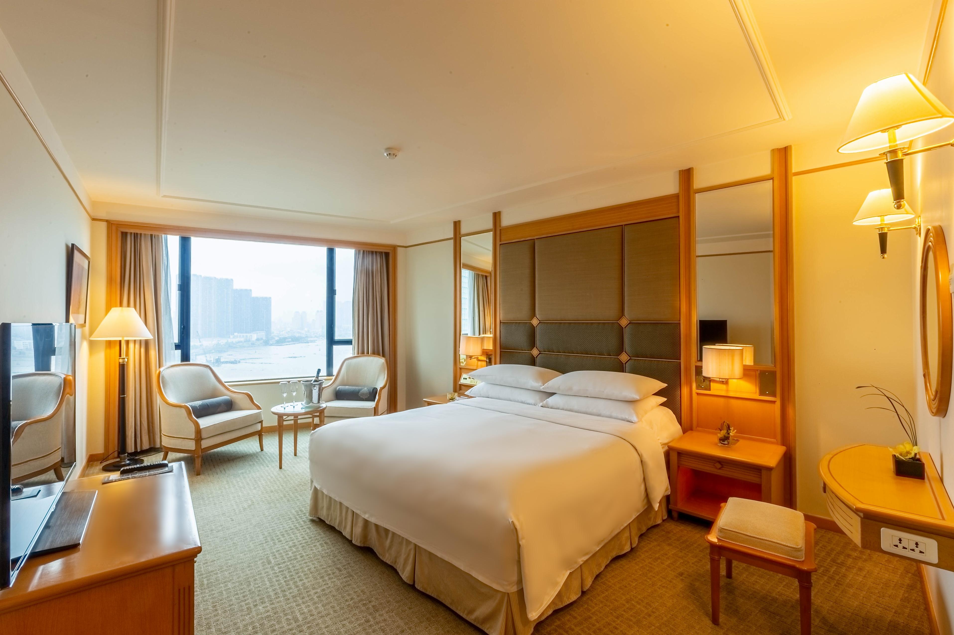 Renaissance Riverside Hotel Saigon by Marriott - Tap to explore photos