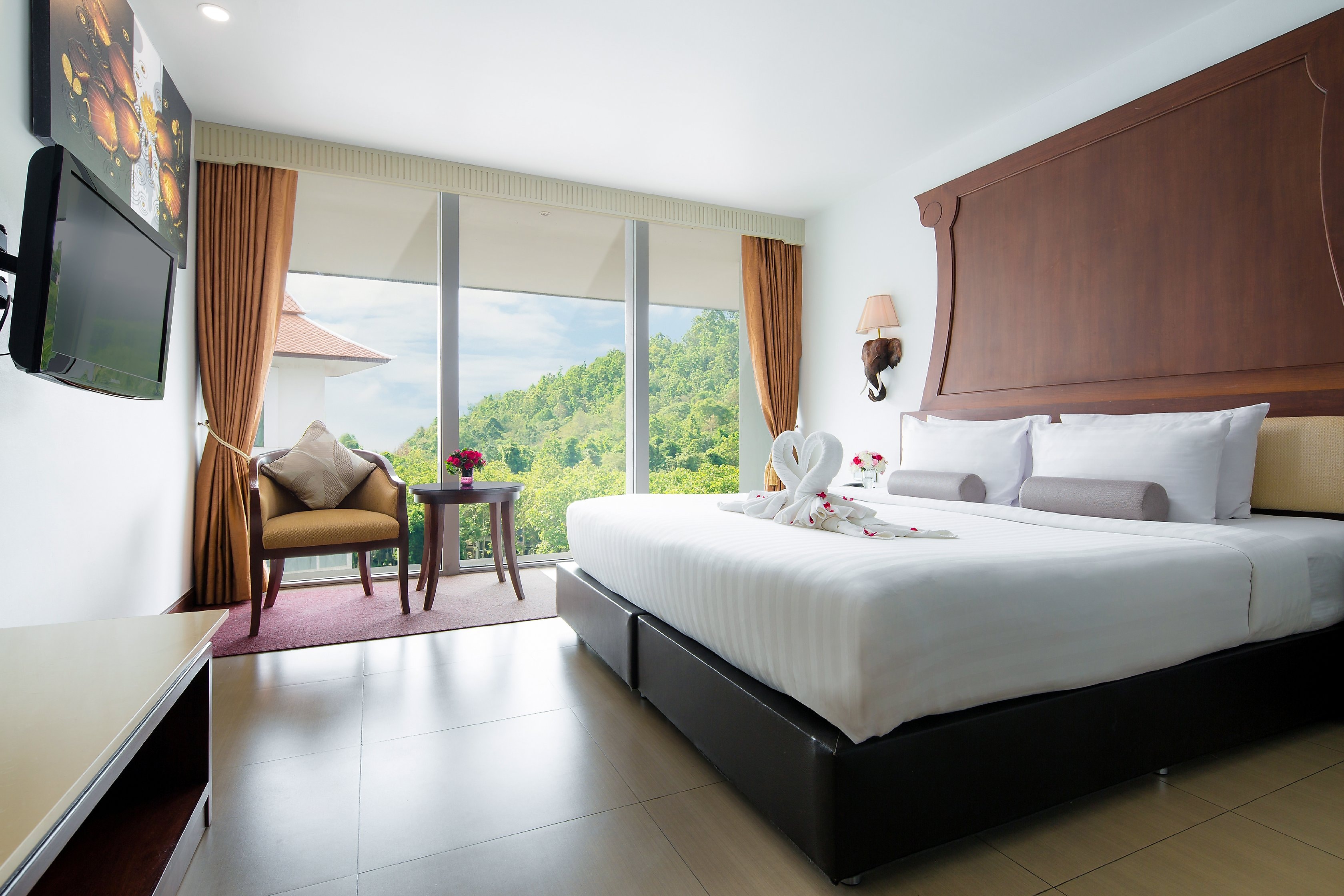 Aiyara Grand Hotel Pattaya - Tap to explore photos