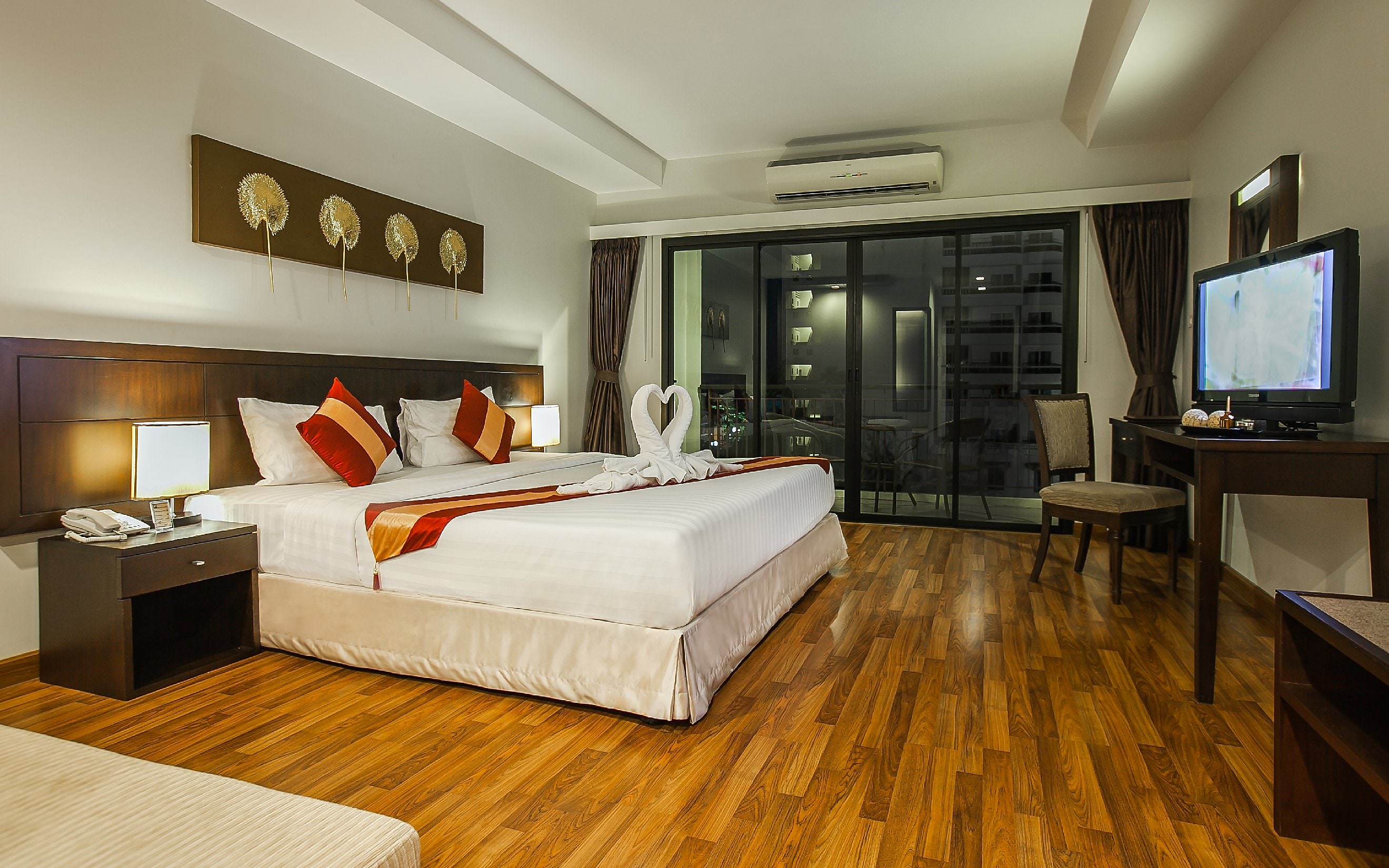 Fifth Jomtien Pattaya - Tap to explore photos