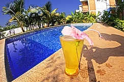 Romantic Poolview AC Bedroom in Container, Auroville