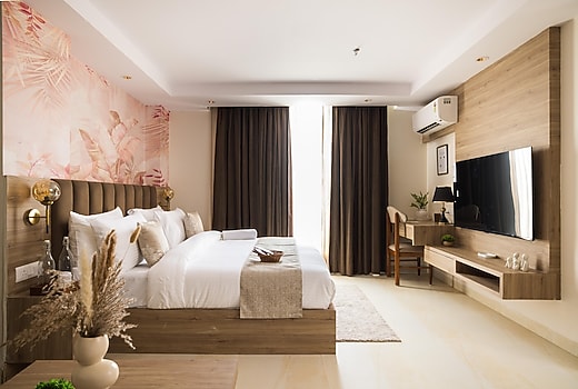 Lumi Stays - Luxurious Studio Apartments | 5 mins from Yashoda Medicity
