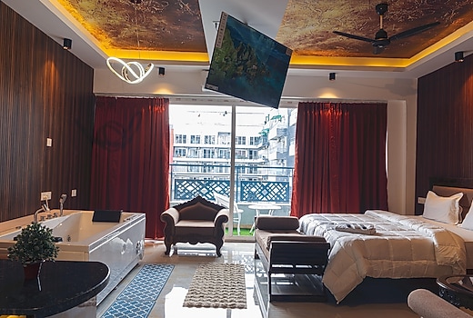 Jacuzzi Golden Aura   Suite with Private Jacuzzi