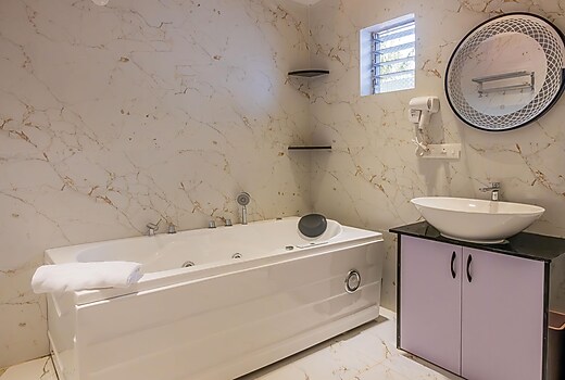 Cozy 2BHK with Jacuzzi Nr Morjim Vagator  Anjuna