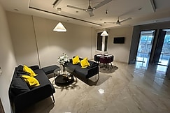 Amur Stays - Flamingo, Zirakpur