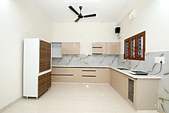 Bright Room with Private Bathroom   Balcony Access, Dehradun